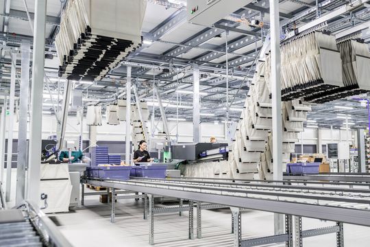 Das Taschensorter-System Autopocket von Knapp meistert hohe Sortieraufwände im Pharmalager von Limedika.(Bild:  Knapp)