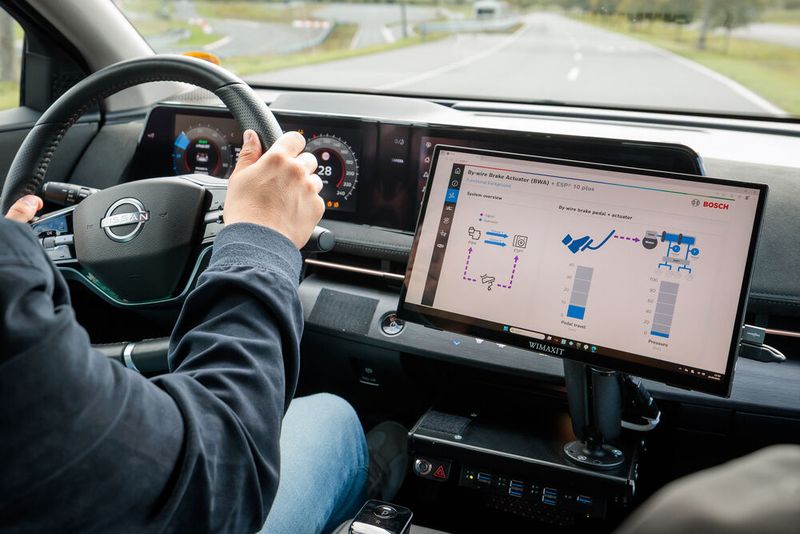 Bosch setzt auf By-Wire-Systeme, die mechanische Verbindungen bei Bremse und Lenkung durch elektrische Signalleitungen ersetzen sollen. Das ermögliche völlig neue Freiheiten bei Design, Sicherheit und Software-Steuerung. (Bild: Bosch / Jan Potente)