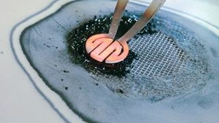 Kann nicht nur klammern: Der Magic Stapler von L-Tec schmilzt ein Drahtgitter in die Lochstelle. Anschließend verflüssigt er ein Reparaturpulver, das die Stelle verschließt. (Foto: Farecla)