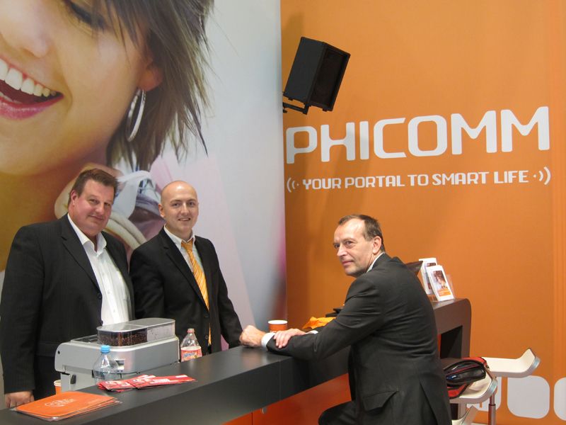 (v. l.) Rüdiger Kriete und Martin Kinger, Phicomm, im Kundengespräch (Bild: IT-BUSINESS)