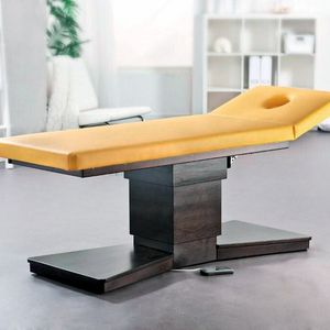 Therapieliege Golden Falke: Erfüllt gleichermaßen hohe Ansprüche an Design, Komfort und Funktionalität. Zentrales Element ist eine stufenlos verstellbare Hubsäule.