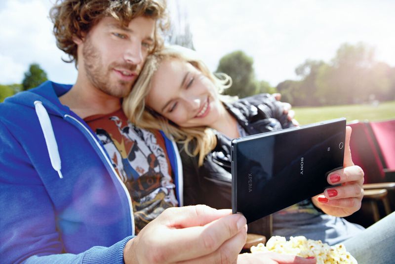 Eine Acht-Megapixel-Kamera sorgt zusammen mit dem Exmor-RS-Sensor im Sony Xperia Z Ultra für hochauflösende Bilder. Genau diese Smartphones sind es auch, die bei den Kameraherstellern für graue Haare sorgen. Denn der Markt für Kompaktkameras schwächelt im Jahr 2013, da viele Kunden nun Smartphone-Kameras für ihre Schnappschüsse verwenden. (Bild: Sony)