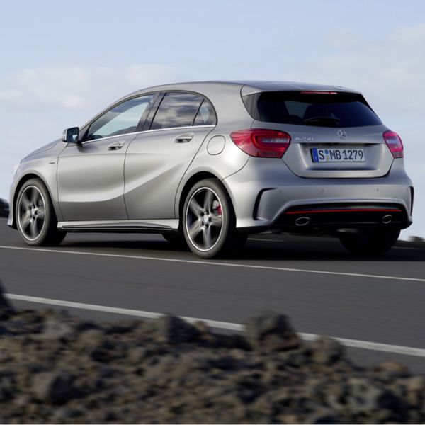 Für den Vortrieb sorgt ein breites Angebot an Otto- und Dieselmotoren. Mit dem 109 PS-starken Basis-Dieselmotor soll laut Mercedes ein Verbrauch von nur 3,8 Liter auf 100 Kilometer möglich sein. Das Topmodell bei den Ottomotoren kann hingegen wohl mehr mit der Kraft seiner 211 PS überzeugen. (Daimler)