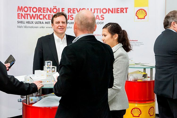 Auch über Öl gibt es immer wieder etwas Neues zu erzählen – wie hier bei Shell. (Foto: Bausewein)