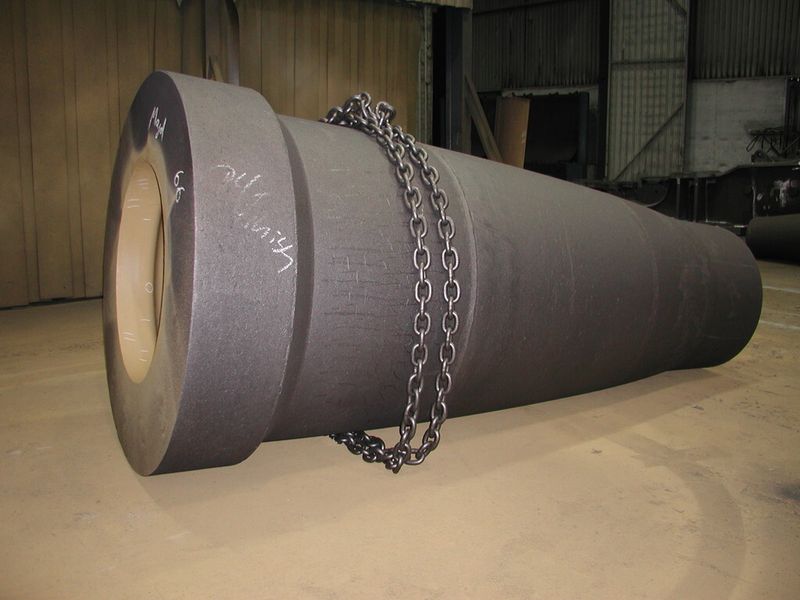 Achszapfen mit Abmessungen von  2380 mm x 2380 mm x 5200 mm, Stückgewicht: 28.500 kg, Werkstoff: EN-GJS-400-18U-LT  nach DIN EN 1563. (Bild: Meuselwitz-Guss)