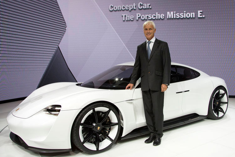 Einen ersten Blick auf die Mission E gab es bei der IAA 2015, als der damalige Porsche-Chef Matthias Müller die Studie vorstellte. (Porsche)