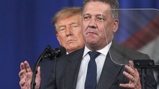Am vergangenen Samstag auf einer Wahlkampfveranstaltung der US-Republikaner im Guardian Centers of Georgia: US-Präsident Donald Trump hört Audi-Chef Gernot Döllner zu.  (Bild: picture alliance / AP Photo / Mark Schiefelbein)