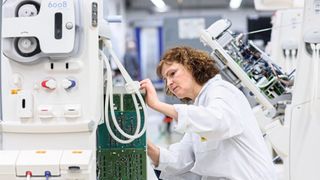 Digitale Durchgängigkeit: Am Beispiel von Fresenius zeigt der Beitrag, wie Unternehmen mit integrierten Entwicklungsprozessen profitieren.  (Bild: Fresenius Medical Care)