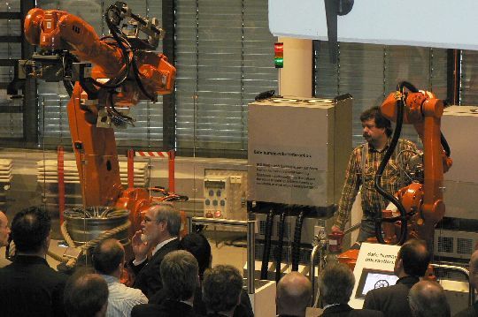 Sicherheit: Die Roboter stehen still, sobald jemand in ihren Wirkungskreis tritt (Archiv: Vogel Business Media)