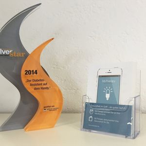 Der Silver Star ist ein Förderpreis, der Projekte auszeichnet, die zu einer Verbesserung der Versorgung älterer Menschen mit Diabetes beitragen können. Bisherige Ergebnisse der Forschungskooperation von Smartphone mit der Charité zeigen, dass Technologie mit der richtigen Anwendung auch bei älteren Patientengruppen hohe Akzeptanz findet.