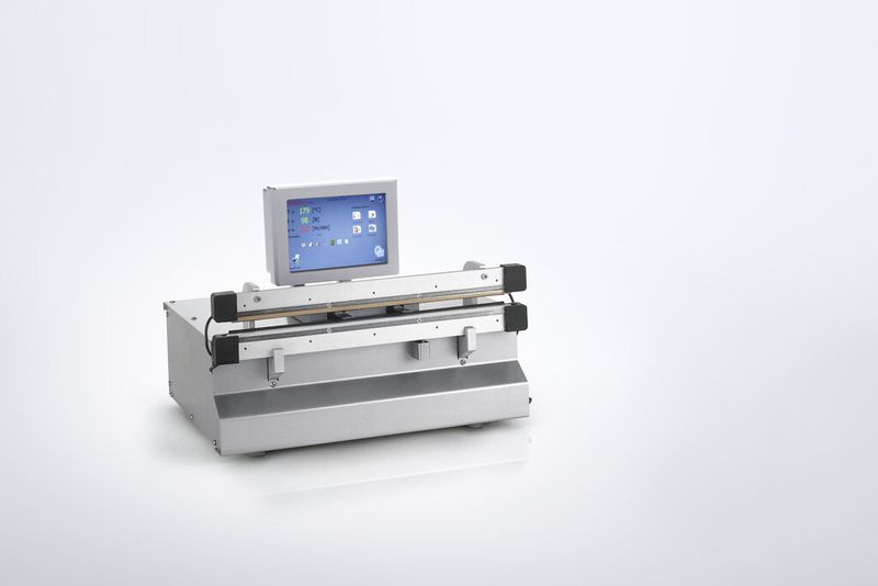 Ein breit angelegtes Monitoring zahlt sich für die Hawo GmbH in der Top 100-Kategorie „Innovative Prozesse und Organisation“ aus. Hier zu sehen: Die neue Hawo Vac Impulsschweißmaschine, mit der Anwender einfach, sicher und nutzerfreundlich Vakuumieren, Begasen und Verschweißen können. (Bild: Hawo)