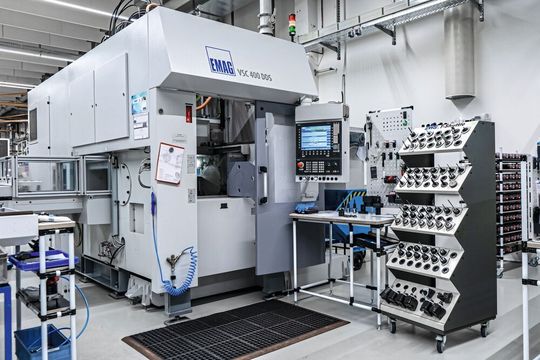 Die Retrofit-Maschine «VSC 400 DDS» von Emag bei EWS Weigele mit Tool-Shuttle zur externen Werkzeugvorbereitung – Basis für prozesssichere Hartbearbeitung von Zahnrädern.(Bild:  Emag Systems GmbH)