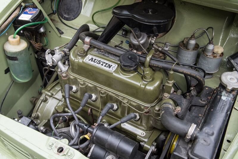 Ein paar Dezimeter vor dem Lenkrad sitzt der quer eingebaute Vierzylinder. (BMW)