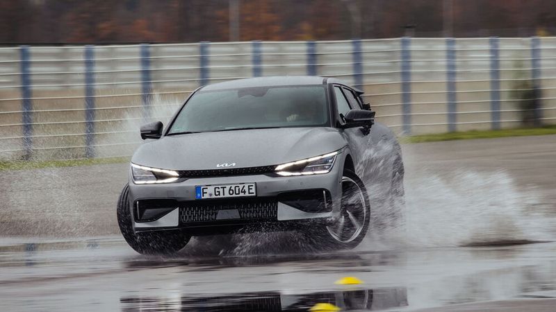 Beim Kia EV6 GT reicht im Driftmoodus ein Stromstoß zur Instabilität. (Bild: Kia/Fred Roschki)