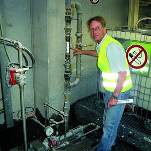 Bild 4: Jürgen Tomscheck, Leiter mechanische Werkstatt bei Rigips, vor dem Aquabion an der so genannten Kopfstation. Bilder: ION