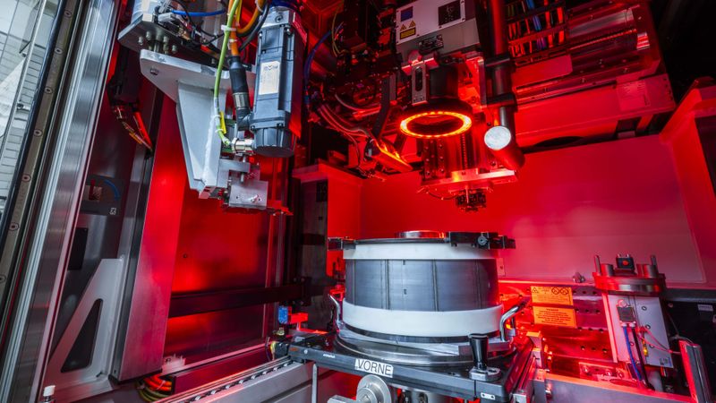 Komplexe Zellkontaktierungssysteme erfordern bis zu 50 punktgenaue Treffer beim Schweißen. Die KI-gestützte Lösung Easy Model AI von Trumpf unterstützt bei der Bewältigung dieser Herausforderung.(Bild:  Trumpf)