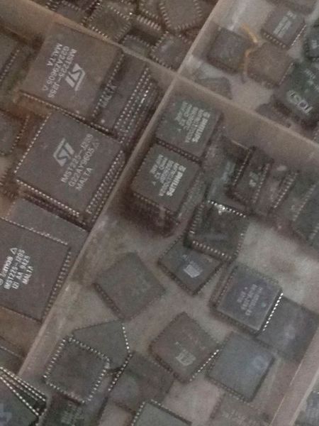 Schmutziges Geschäft: Unscharfe Aufdrucke, Lötrückstände oder auch unregelmäßig gebogene Pins verraten, dass es sich hier möglicherweise nicht um neue Komponenten handelt. (Bild: Privat)