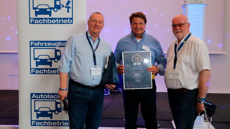 »F+K«-Chefredakteur Konrad Wenz (r.) gratulierte ZKF-präsident Peter Börner (l.) und Hauptgeschäftsführer Thomas Aukamm zum 75-jährigen Bestehen des ZKF.   (Bild: Klasing)