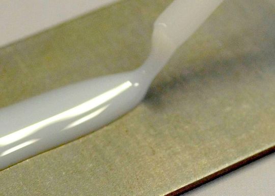 Kleben wird für die Industrie immer wichtiger. Nun haben Forscher aus Jena einen Klebstoff-Pool aus der Taufe gehoben, der gezielte Möglichkeiten zum Verkleben von thermisch und mechanisch empfindlichen Bauteilen bereithält ...(Bild:  Fröslmann)