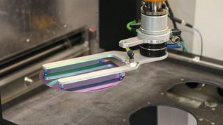 The flat vacuum gripping system, which is quickly interchangeable for the different-sized wafers, consistently maintains the specified positioning accuracy of ± 0.1 millimeters during the loading of the workpiece carriers. (Image:Azur Space Solar Power)