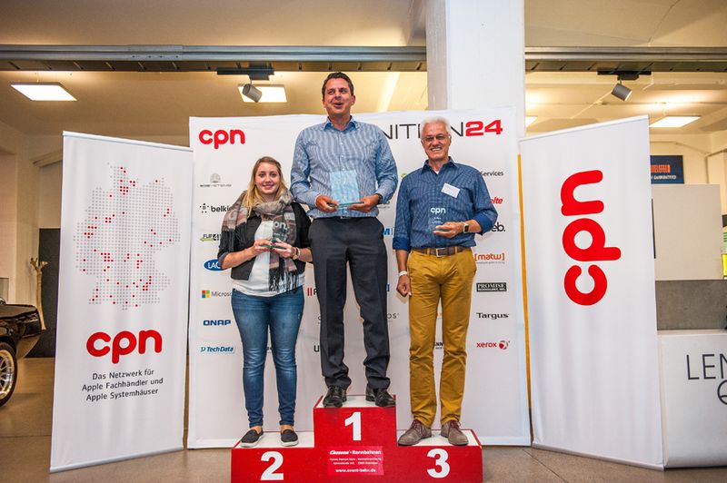 ... und auf’s Treppchen haben es dann (v. l.) Stefanie Klump (Apple Financial Services), Kai Volmer (LG) und Harald Schöfer (Imagic) geschafft. (Bild: CPN)