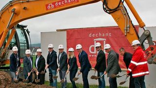 Spatenstich bei Pass (v.l.): Architekt Bernd Detsch, Bürgermeister Martin Dannhäußer, Bernhard Moser (Statiker), Michael Bauer (CEO Pass), Florian Keller (COO Pass), Bundestagsabgeordnete Silke Launert, Landrat Hermann Hübner, Helmut Reh (Firma Dechant), Georg Sünkel (Landratsamt Bayreuth), Alexander Brochier (Aufsichtsrat Pass), Peter Dechant (Firma Dechant). (Pass Stanztechnik)