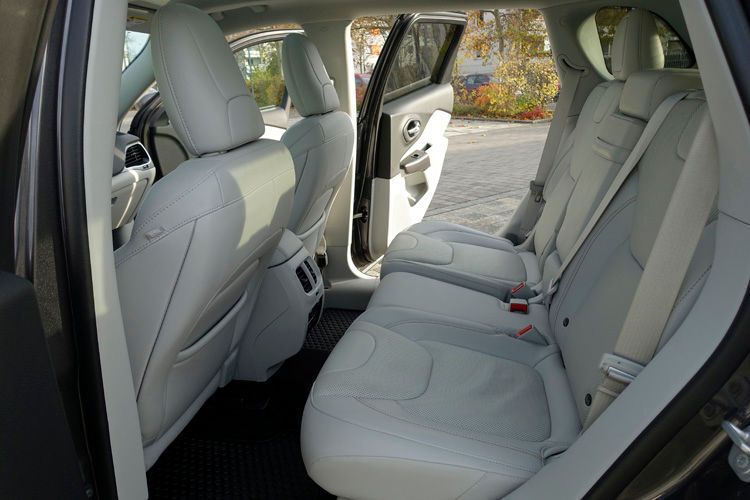 ... und hinten großzügig und die Sitze bequem. (Achter/»kfz-betrieb«)