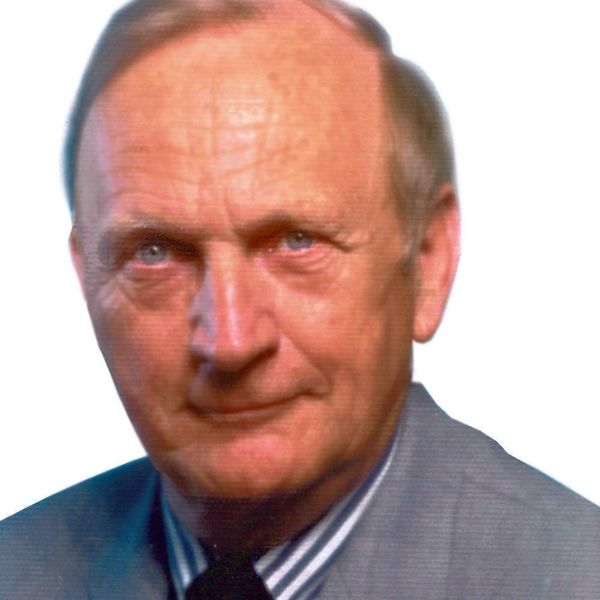 Auer-Geschäftsführer Dietmar Schächer erläutert auf der Messe das patentierte Gebläse-Strahlverfahren an einem Anlagenprototypen. (Archiv: Vogel Business Media)