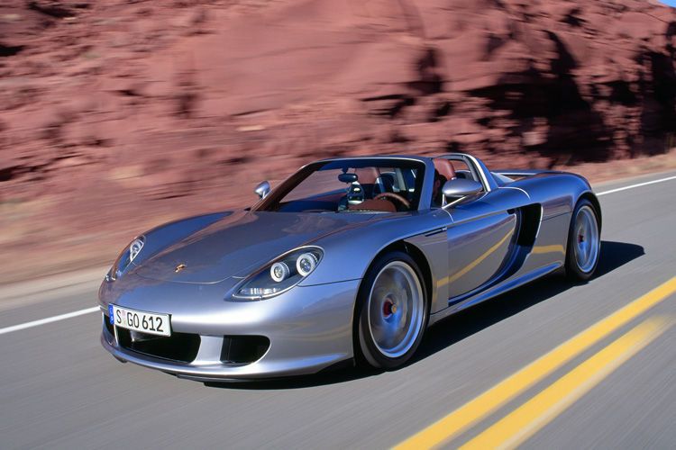 10 Jahre nach Produktionsende reiht sich der Carrera GT jetzt in die Classic Familie ein. Angetrieben wurde der in einer Exklusivserie von 1.270 Stück gebaute Carrera GT durch einen Zehnzylinder-Motor mit Trockensumpfschmierung. Der Hubraum des eigentlich für den Renneinsatz konzipierten 5,5 Liter V10-Saugmotors wurde für die Serie auf 5,7 Liter erhöht. Der Motor leistete 612 PS und reichte für eine Höchstgeschwindigkeit von über 330 km/h. (Porsche)
