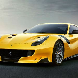 Der Zwölfzylinder-V-Motor unter der Fronthaube leistet aus 6,3 Litern Hubraum 574 kW/780 PS.