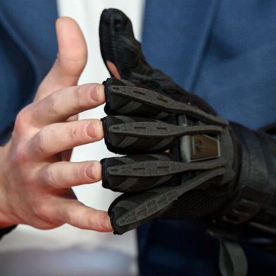 Synergie aus Startup-Spirit und Bauteile-Expertise: Die aktive Handorthese MotionMate wiegt am Handgelenk lediglich 160 Gramm. Ihr bionisches Antriebskonzept wurde durch einen von Würth Elektronik maßgeschneiderten Flyback-Transformator realisiert, der trotz kompakter Maße einen Wirkungsgrad von 98 Prozent und höchste Patientensicherheit nach IEC 60601-1 (1 MOPP) bietet. (Bild: Philipp Guelland for DLD Hubert Burda Media)