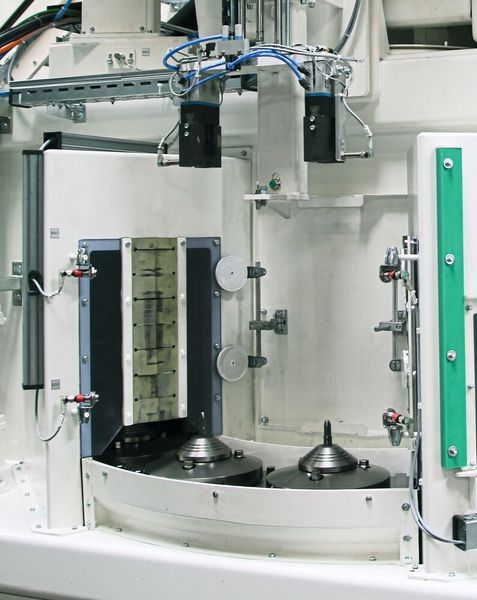 Hoch produktiv: 16 Satelliten nehmen Werkstücke auf, um bis zu 240 Bauteile stündlich bearbeiten zu können. (Rösler Oberflächentechnik)