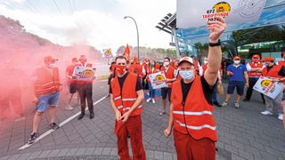 Wie in Hamburg (Foto) gab es auch in Baden-Württemberg vereinzelt Warnstreiks der Beschäftigten im Kfz-Gewerbe. Sie hatten vier Prozent mehr Lohn gefordert, die  Arbeitgeberseite hatte jedoch für eine Nullrunde plädiert. (Bild:  Peter Bisping/IG Metall)