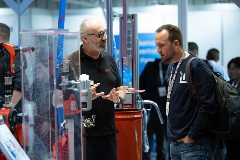 Die Aussteller nehmen sich Zeit für ausführliche Produktvorstellungen. (Bild: BrauBeviale / Frank Boxler)