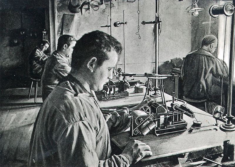 Bosch-Arbeiter fertigen Magnetzünder im Jahr 1900. Zu dieser Zeit umfasste seine Belegschaft 30 Arbeiter. (Bosch)