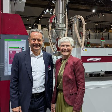 Michael Wittmann, 
Geschäftsführer der Wittmann Gruppe, und Simone Fischer, leitende Redakteurin 
PLASTVERARBEITER, trafen sich in Düsseldorf zu einem Gespräch.
 (Bild: Redaktion)