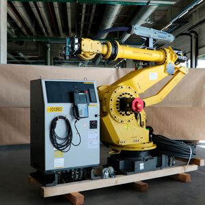 Blick auf einen der zu ersteigernden M-900iA/350 von Fanuc.(Bild:  Surplex)