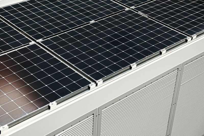 Grundsetzlich soll der Stadtluftreiniger mit Solarenergie arbeiten und nur im Notfall auf externe Energiequellen zurückgreifen. (Bild: Purevento)