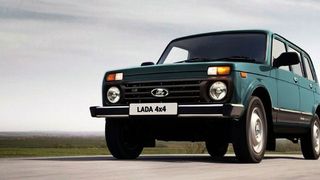 Mit modernen Telematik- und Infotainment-Systemen kann der Lada 4×4 auch in der Langversion nicht aufwarten; dem Fahrer sei empfohlen, sich diesbezüglich auf sein Smartphone zu verlassen.  (Lada)