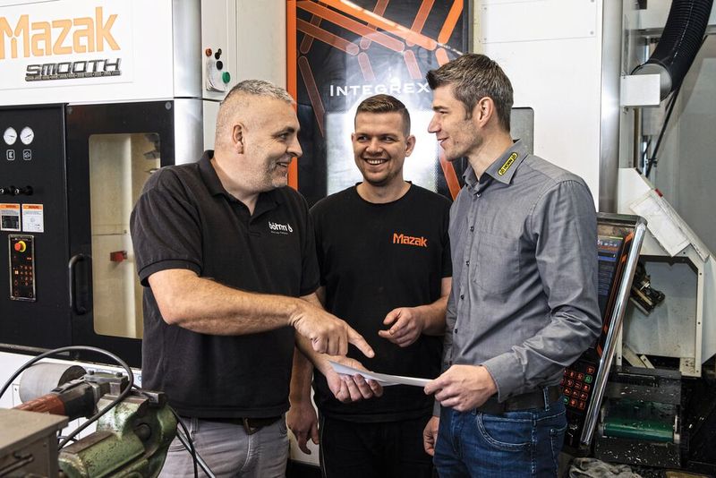 Erfolgreiche Zusammenarbeit: Hermann Böhm im Gespräch mit Heinrich Rempel und dem Horn-Außendienstmitarbeiter Johannes Weidner. (Bild: Horn/Sauermann)