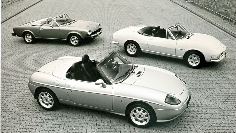 Auch mit Roadstern/Spidern bzw. Cabrios beglückte Fiat über die Jahrzehnte hinweg die Autokäufer. Die Barchetta war Italiens Antwort auf den Mazda MX-5. Vom ihm setzte Mazda mit der ersten Serie über 400.000 Einheiten ab. Fiat kam bei der Barchetta gerade mal auf gut 57.521 Stück. (Bild: Fiat)
