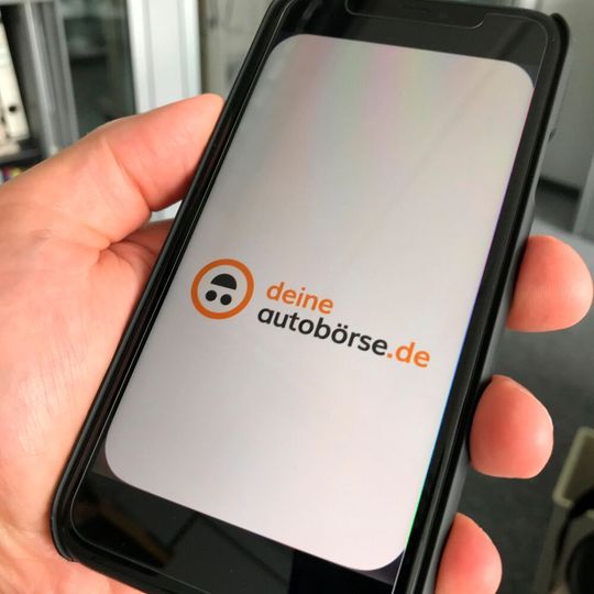 Immer mehr Kooperationen mit Händlerverbänden: Der Onlinemarktplatz „Deine Autobörse“ besiegelte jetzt die Zusammenarbeit mit der Händlervertretung für die Marken Jeep, Alfa Romeo, Dodge und RAM.(Bild:  Achter/»kfz-betrieb«)