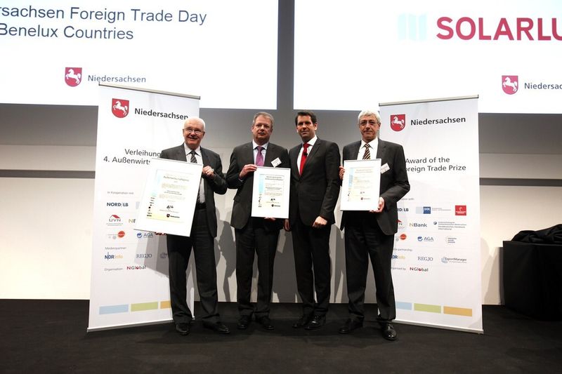 Bernd Schröder, Geschäftsführer der Broetje Automation GmbH (Gewinner), Dr. Erich Bischoff, Geschäftsführer der Abeking & Rasmussen Schiffs- und Yachtwerft AG (nominiert), Olaf Lies, Niedersächsischer Minister für Wirtschaft, Arbeit und Verkehr sowie Ralf Oppenheimer von der Solarlux Aluminium Systeme GmbH (nominiert) bei der Verleihung des 4. Niedersächsischen Außenwirtschaftspreises in der Kategorie Großunternehmen (v.l.n.r.) (Bild: Niedersachsen Global)
