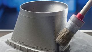 Dieses kurze Rohrstück verbindet zwei Teile einer Gasturbine. Der fließende Übergang von einer runden in eine eckige Form ist mit herkömmlichen Produktionsverfahren schwierig herzustellen. Mit 3D-Druckern geht es ganz einfach. (Bild: Siemens)