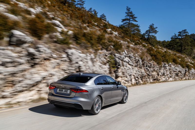 Unter anderem sind beim gelifteten Jaguar XE die Rückleuchten am Heck schmaler geworden.  (Jaguar)