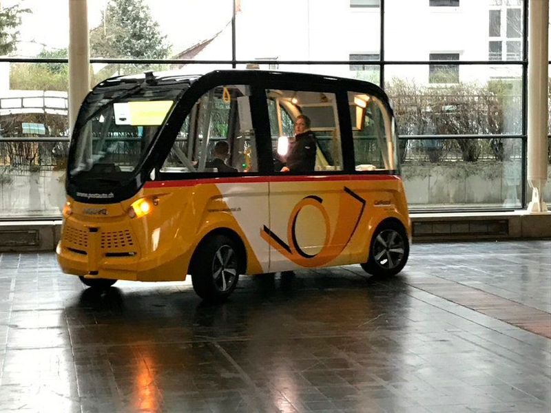 Der autonome Shuttle fährt nur im abgesperrten Bereich der Messe. (IT-BUSINESS)
