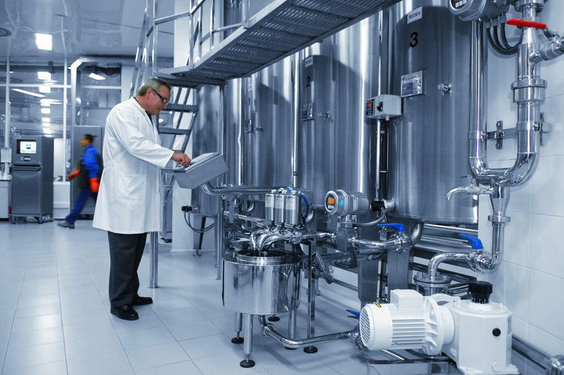 Prickelnder Genuss: Freixenet, der größte Sekthersteller der Welt, vertraut auf erfahrene Kellermeister – und auf Messtechnik von Endress und Hauser, wie hier im Hefelabor des spanischen Unternehmens.  (Bild: Endress und Hauser)