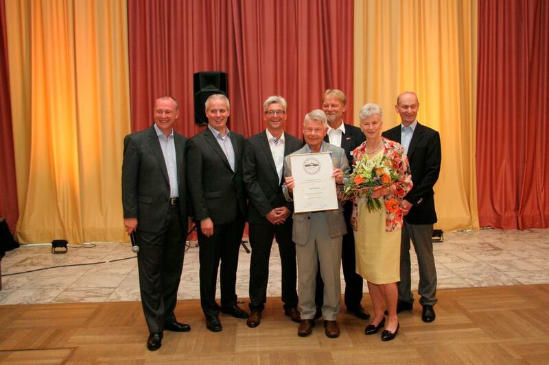 Stolz präsentiert  Rolf Bieling seine Auszeichnungsurkunde... (Klasing)