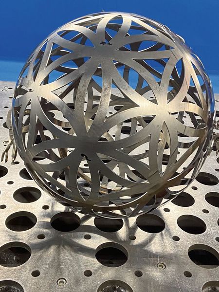 Dank der neuen 3D-Laseranlage können, wie im Bild ersichtlich, komplexe 3D-Laserstrukturen hocheffizient bearbeitet werden.   (Lastech AG)