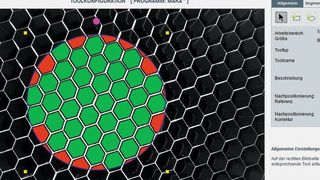Präzises Einfräsen von wasserabführenden Kanälen in Sandwich-Wabenkostruktionen für den Flugzeugbau, gehört zur neuesten Expertise von Maka: Die Stege von Metallwaben werden zum Leuchten gebracht und können so an der Oberseite detektiert werden. Das System funktioniert auch bei Papierwaben, wie das nächste Bild zeigen wird: Die Wabenmittelpunkte werden dabei in wenigen Millisekunden erkannt und die Messdaten über Ethernet an den Fräser geschickt. (Bild: Maka)